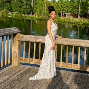 Hi, I’m selling my prom dress!